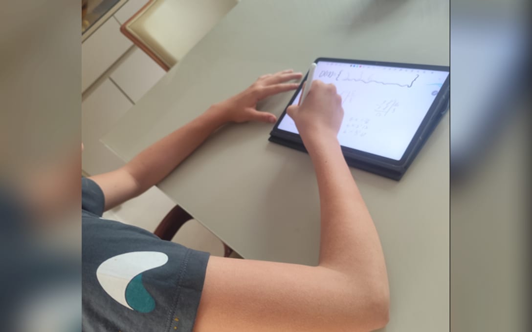 Aluno estudando matemática no tablet