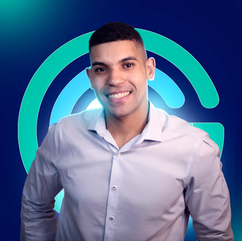 Professor Gabriel Gomes sorrindo, com a logo GGS ao fundo